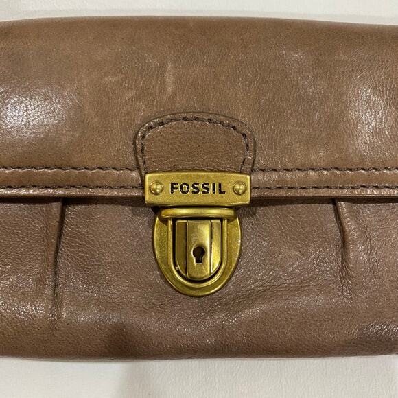 NWT Fossil 8” Taupe Leather Wallet/Clutch, zipper pockets, semi-glossy finish - Picture 2 of 11